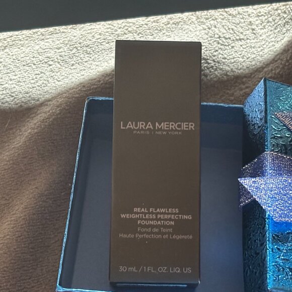 Colors below LAURA MERCIER REAL FLAWLESS WEIGHTLESS PERFECTING FOUNDATION - Picture 1 of 12